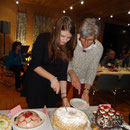 D Geburtstagsgirls am Torte schnide