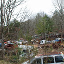 ein Schrottplatz im Wald irgendwo in Georgia...