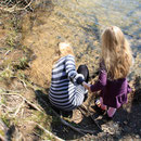 Mama soll mal ins Wasser fassen... Natalie selbst hat sich allein allerdings nicht getraut... unser kleiner Angsthase :D