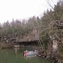 Der See führt in eine Höhle.