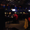 Im Yard House.... an der Decke sieht man die vielen Rohre der Fassbiere