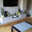 Meuble TV suspendu sur mesure + table de salon placage noyer US. Finition vernis mat. 