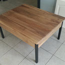 Table de salon en noyer. Piétement métallique. Plateau relevable