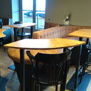 Réalisation banquette sur mesure panneau médium et panneau cintrable laqué noir. Tissu confectionné par un tapissier. Mange debout piétement métallique avec plateau bois