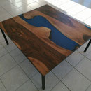 Table de salon noyer et résine, piétement métallique