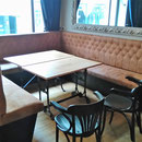Réalisation banquette sur mesure panneau médium et panneau cintrable laqué noir. Tissu confectionné par un tapissier. Mange debout piétement métallique avec plateau bois
