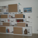 Bibliothèque sur mesure panneau médium laqué. Portes coulissantes placage chêne