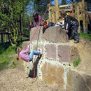 Bergsteigerwand mit Kletterseil