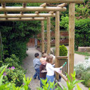 Laubengang mit Steinrechenspiel