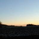 Blick auf den Versuchsstandort Döbleösch und die Alpen am Horizont