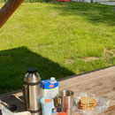 Frühstückstisch am Badestrand
