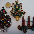 Links: großer Baum signiert Diez. Mittlere: signiert Miriam Haskell. Rechts: signiert Bettina von Walhof