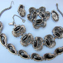 ELSA SCHIAPARELLI, Parure, schwarze Glassteine, silberton, Rückseite