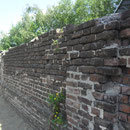 muur rondom het mijnterrein