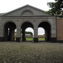 ingang tot het centrale gedeelte van het complex