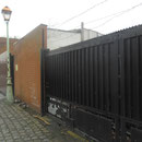 De tombe van schacht 2 ligt net achter deze poort.
