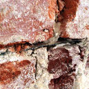 Detail der horizontalen Sperre aus Glasscheiben (© Foto: Wieck & Partner)