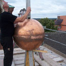 Aufpassen der Turmspitze und Kugel durch Klempnermeister Matthias Weber (© Foto: Wieck & Partner)