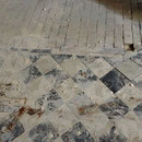 Bestandsbelag aus Fliesen und Klinkern (© Foto: Wieck & Partner)
