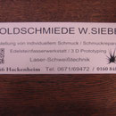 Schild mit QR Code und Firmenbezeichnung