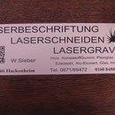 Schild mit QR Code und Firmenbezeichnung