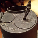 Petit poêle au charbon antique EATON made in Canada  no. 715