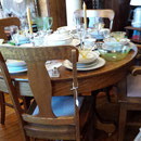 Table ronde avec 7 chaises et 3 panneaux en chene maille  no.  770