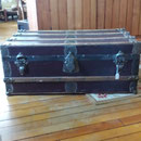 Valise ancienne pouvant servir comme table de salon  no.  769