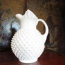  Pichet blanc en verre de lait hobnails  no. 218