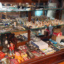 Présentoir rempli d'objets anciens  no. 28