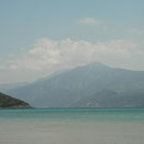 Het land op de voorgrond is Griekenland, het land op de achtergrond is Turkije (Foto is genomen nabij Psilli Ammos). 
