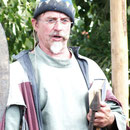 Dr. Bombastus erklärt sein Pöterrichtwerkzeug , sprich er macht die Muffe wieder rund ...   :-)