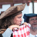 der Herold zeigt dem Landrat die Folterinstrumente ....