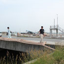 亘理町の荒浜の橋梁。海側の高欄は無傷で残っているが上流側の高欄は津波で上流に押し倒されていた。