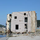 この建物も転倒。
