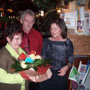 Chef und Chefin mit Jubilarin Angelika 