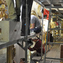 RESTAURATOREN HINTER DER BAUSTELLENEINHAUSUNG BEI DER ARBEIT