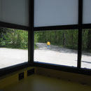 BLICK VOM INNENRAUM IN DEN PARK