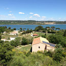 Belles villas au bord de la mer de Berre