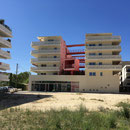 Original ce bâtiment avec ses passerelles et son cube vide