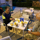 Un français et un allemand retrouvés lors de la halte matinale du petit déjeuner