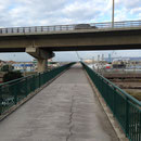 Je passe sur les voies ferrées du port et sous l'A55