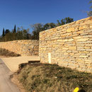 Derrière ce mur se cache une villa somptueuse
