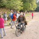 Traversant la foule