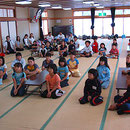 ９月２０日の当日、集合予定時刻よりも２０分も早く 子供たちは集合場所の東公民館に集まっていました。