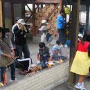 「県少年自然の家」に着いてさっそく材料を調理。 まず鍋をかけるカマドに火をつける