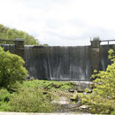 Staumauer des Pont-Rolland-Stausees