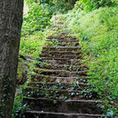 Geheimnisvolle Treppe am Wasserfall von Bosméléac