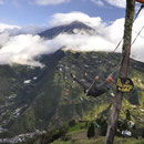 Schaukel mit Blick auf den Tungurahua Vulkan