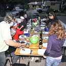 Grosse Tafel voller Reisefreunde